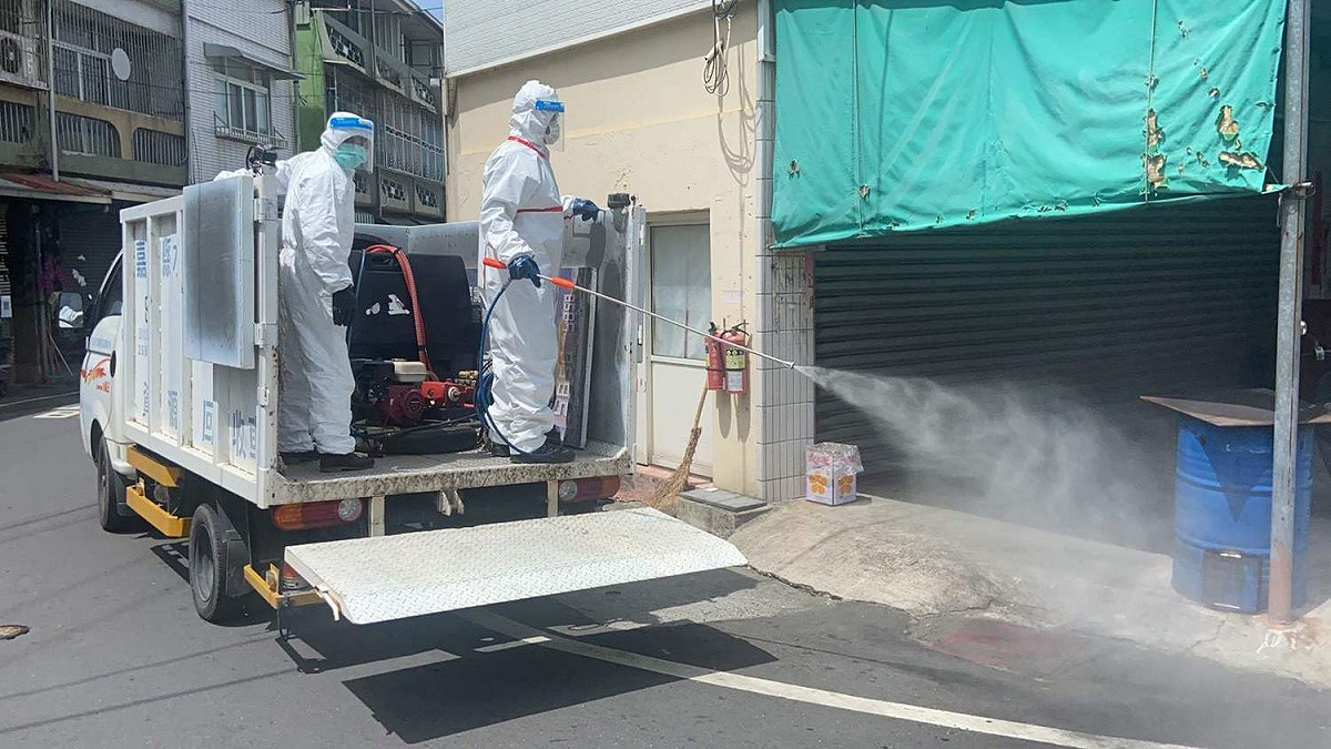 嘉義縣4日新增一例案10363，縣府派員在水上鄉多處地點消毒。 圖：嘉義縣政府/提供