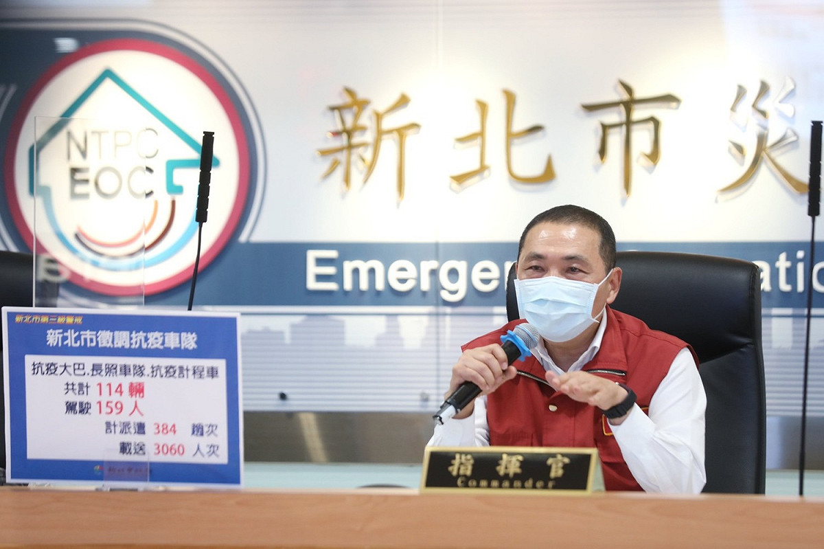 侯友宜宣布新北市成立「到宅快篩隊」，針對曾接觸家中確診者但無法獨自前往快篩站的老幼障礙者，提供到宅快篩服務。 圖：新北市政府／提供