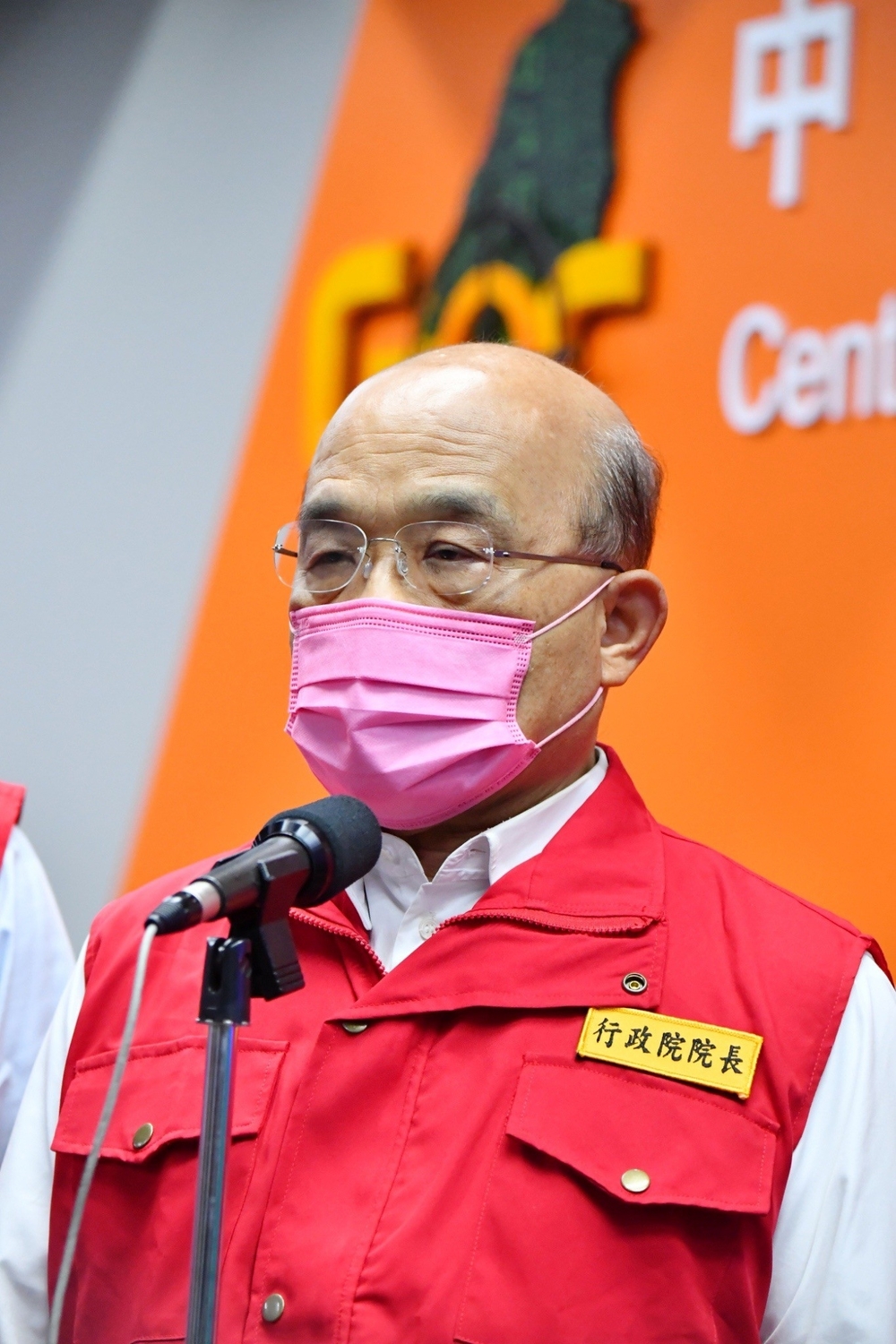 行政院長蘇貞昌今（4）天下午4點赴新北市視察彩雲颱風中央災害應變中心前受訪。 圖：行政院提供