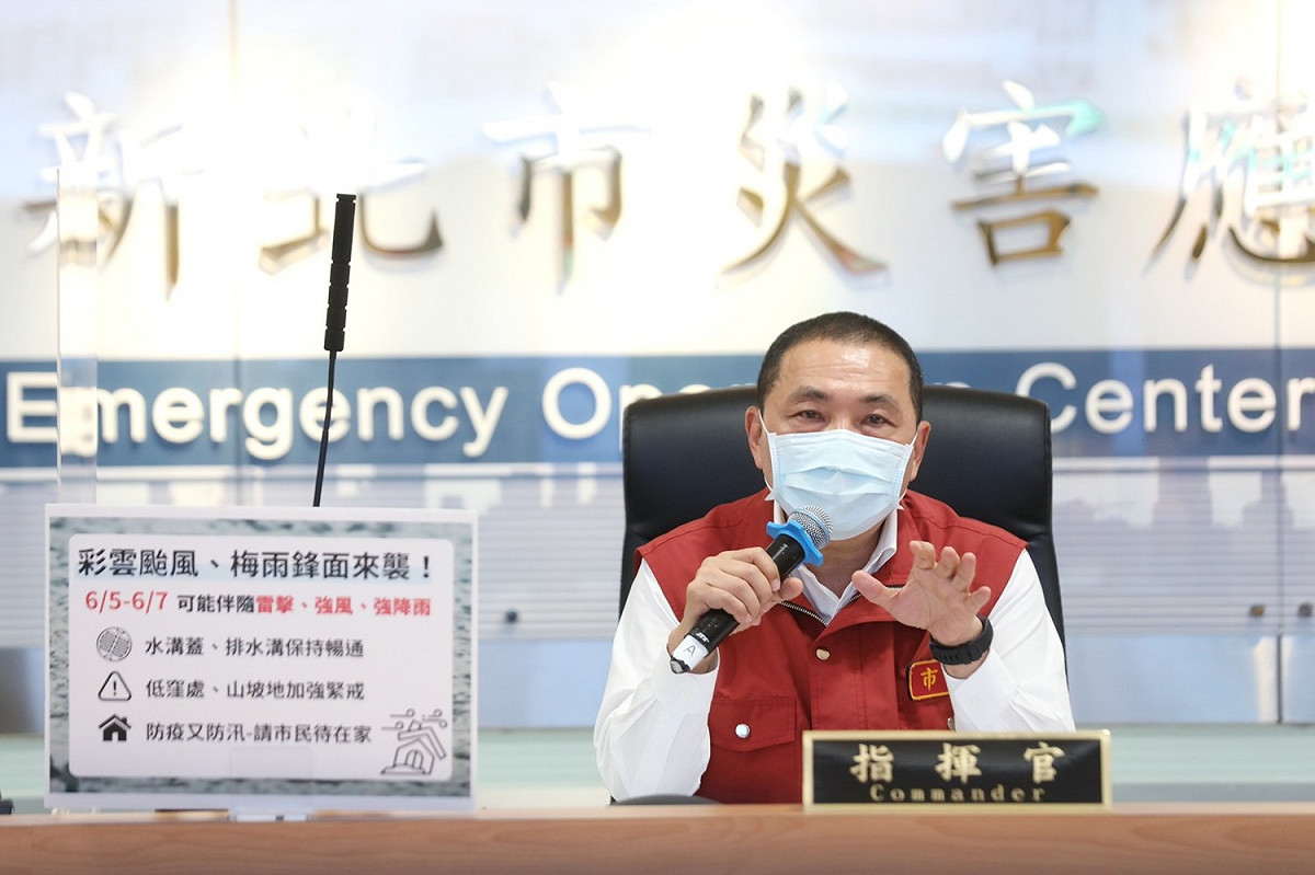 侯友宜憂心表示，新北市醫療量能嚴重不足，預估只能再撐４天，盼中央和其他縣市協助支援。 圖：新北市政府／提供