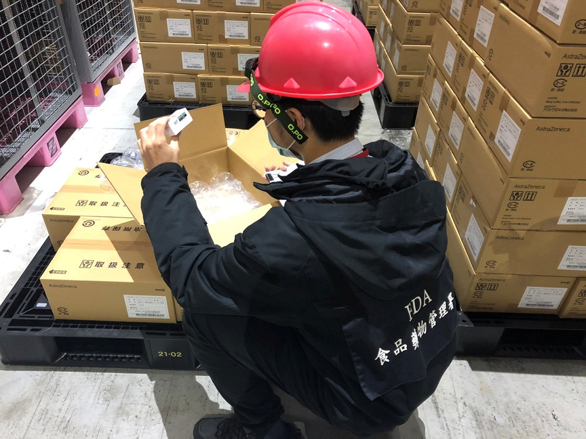 日本捐贈給台灣的123萬8460劑AZ疫苗今(4)日下午抵達台灣。 圖：食藥署提供