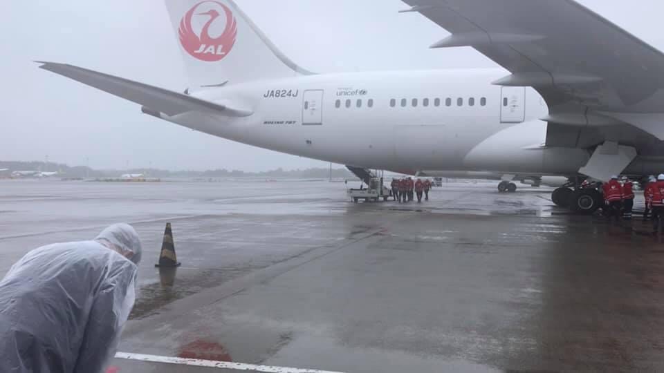 日本送來124萬劑AZ疫苗，駐日代表謝長廷冒雨到機場送機，並鞠躬道謝。 圖：翻攝謝長廷臉書（資料照片）