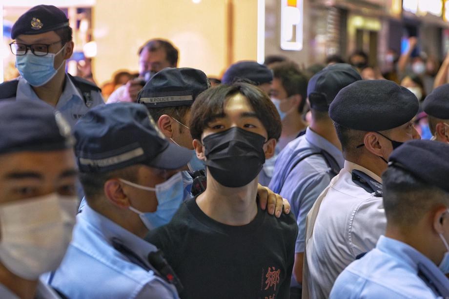 昨天是六四事件32週年，有民眾在旺角聚集喊口號，警方舉起藍旗警告，在場設街站的團體「賢學思政」召集人王逸戰被捕。 （圖取自立場新聞）