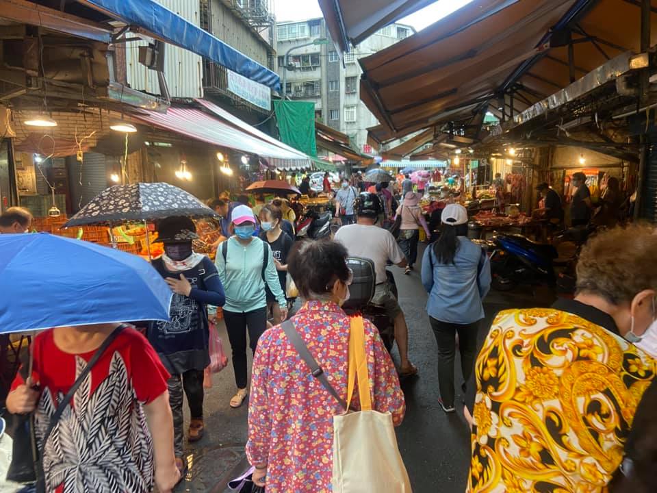 網友實際拍攝福德菜市場現場畫面。 圖：翻攝自「信義區三兩事」臉書社團