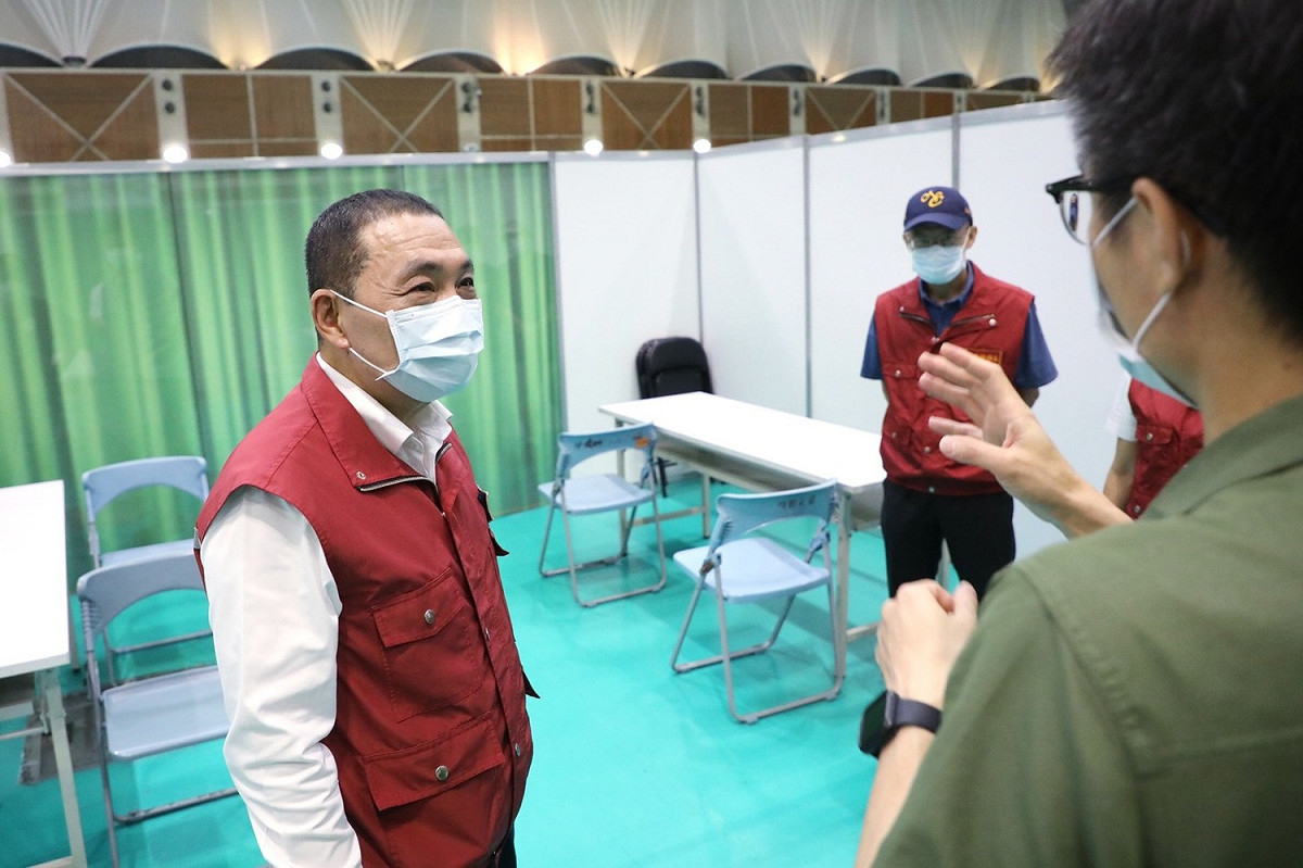 侯友宜今天(5日)前往視察「五股工商展覽中心疫苗接種站」。 圖：新北市府提供