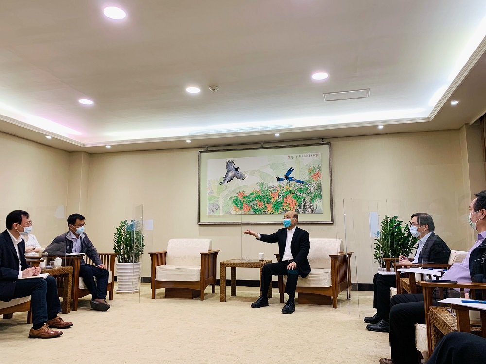 行政院長蘇貞昌於今（5）天的晨報檢視主計總處的報表後表示，這個龐大人數、龐大金額要在一天之內能夠匯入及發出，事前的溝通協調和準備作業都要相當用心。 圖：行政院提供