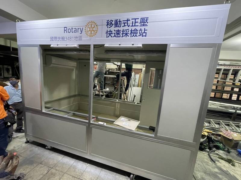 台灣扶輪社號召社友設計移動式的快篩亭，並已募捐到137座，將送往全國醫療前線。 圖：扶輪社／提供