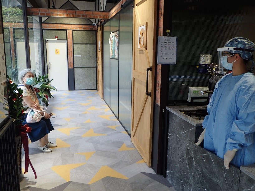 動物醫院內寬敞候診區，保持良好社交距離。 圖：新北市動保處提供