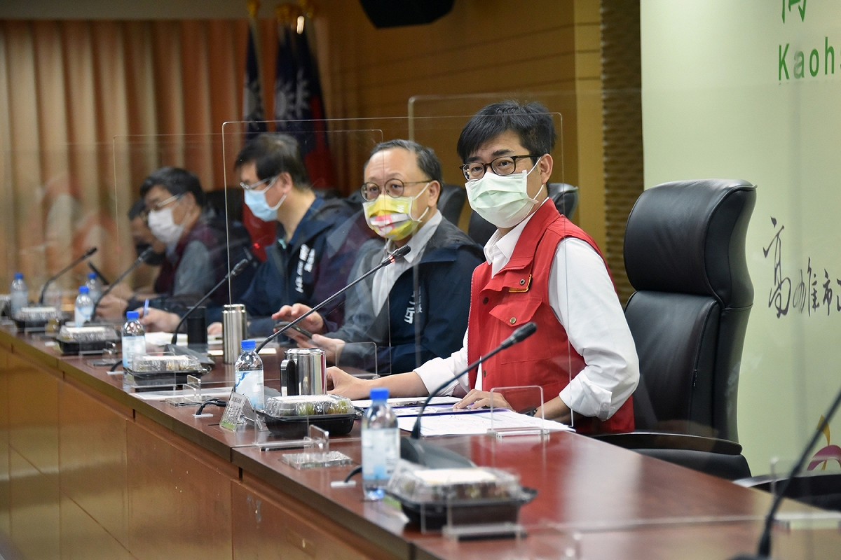 陳其邁(右一)主持防疫會議。 圖：高雄市政府/提供