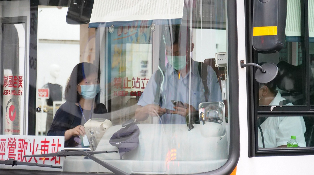 搭乘公車務必防疫簡訊實聯制掃碼乘車，全程戴口罩、禁止飲食、少交談 圖：新北市政府交通局提供