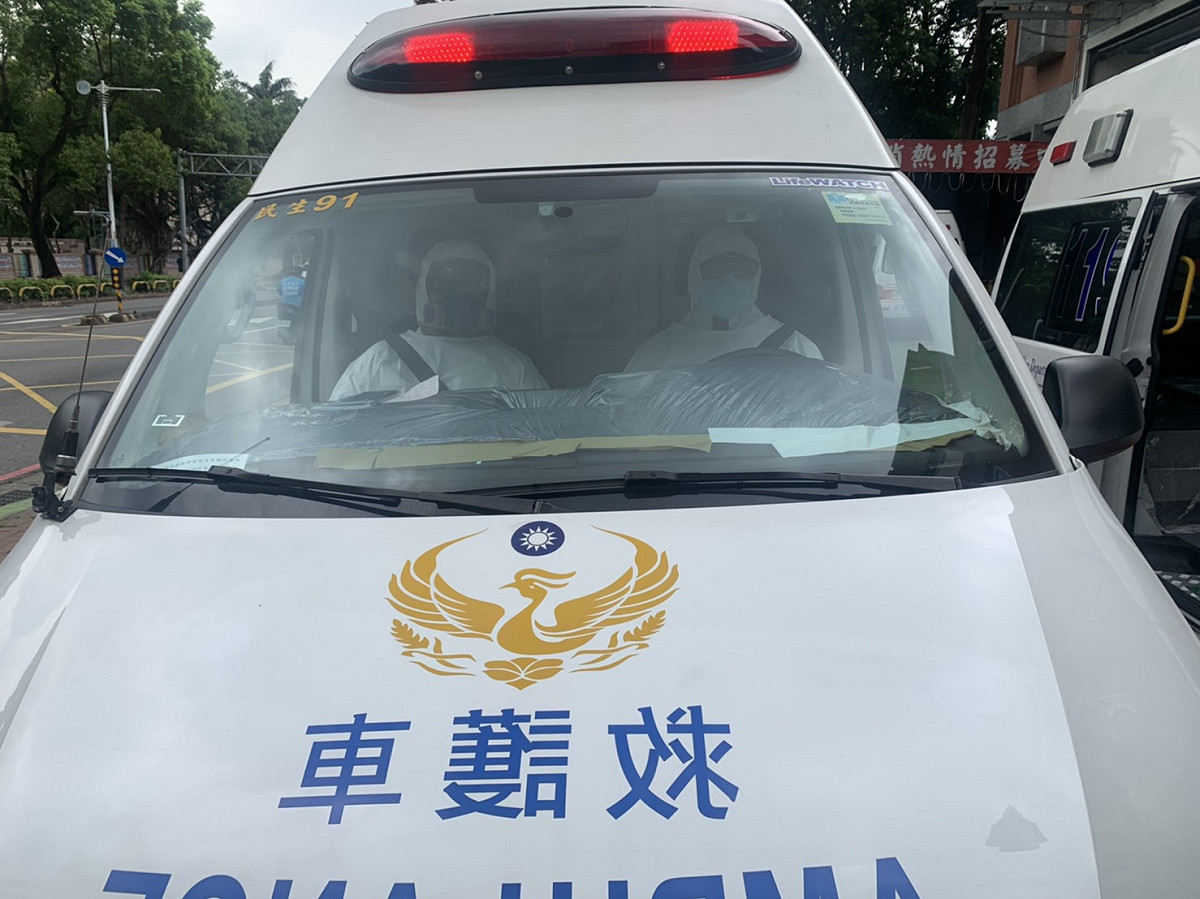 板橋慈惠宮近日捐贈147萬5000元給新北市政府消防局購置防疫物資 圖：新北市政府消防局提供