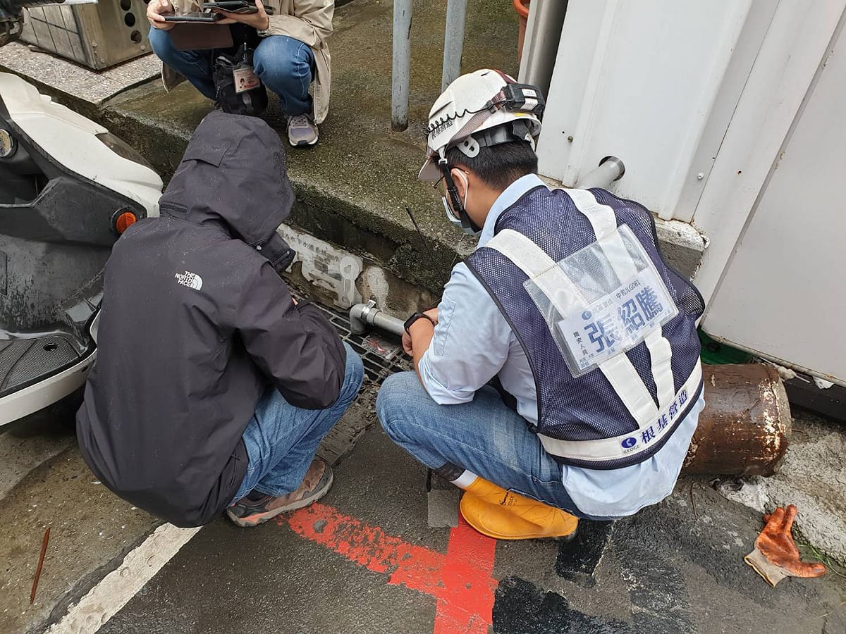 新北環保局及水利局循線查獲某營建工地施做連續壁，其廢水未妥善處理致污染環境 圖：新北市政府環保局提供