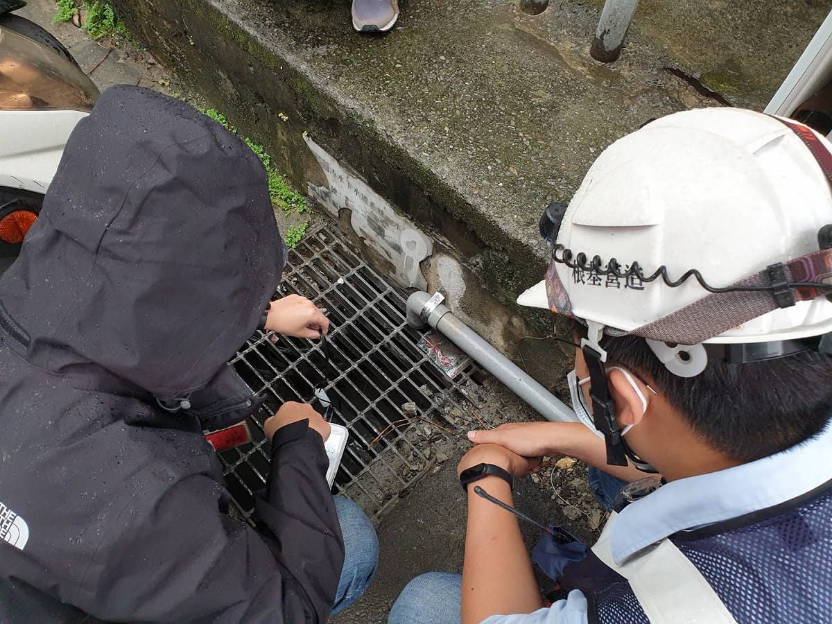 與現場營建工地作業人員共同查核逕流廢水放流口處水溝狀況 圖：新北市政府環保局提供