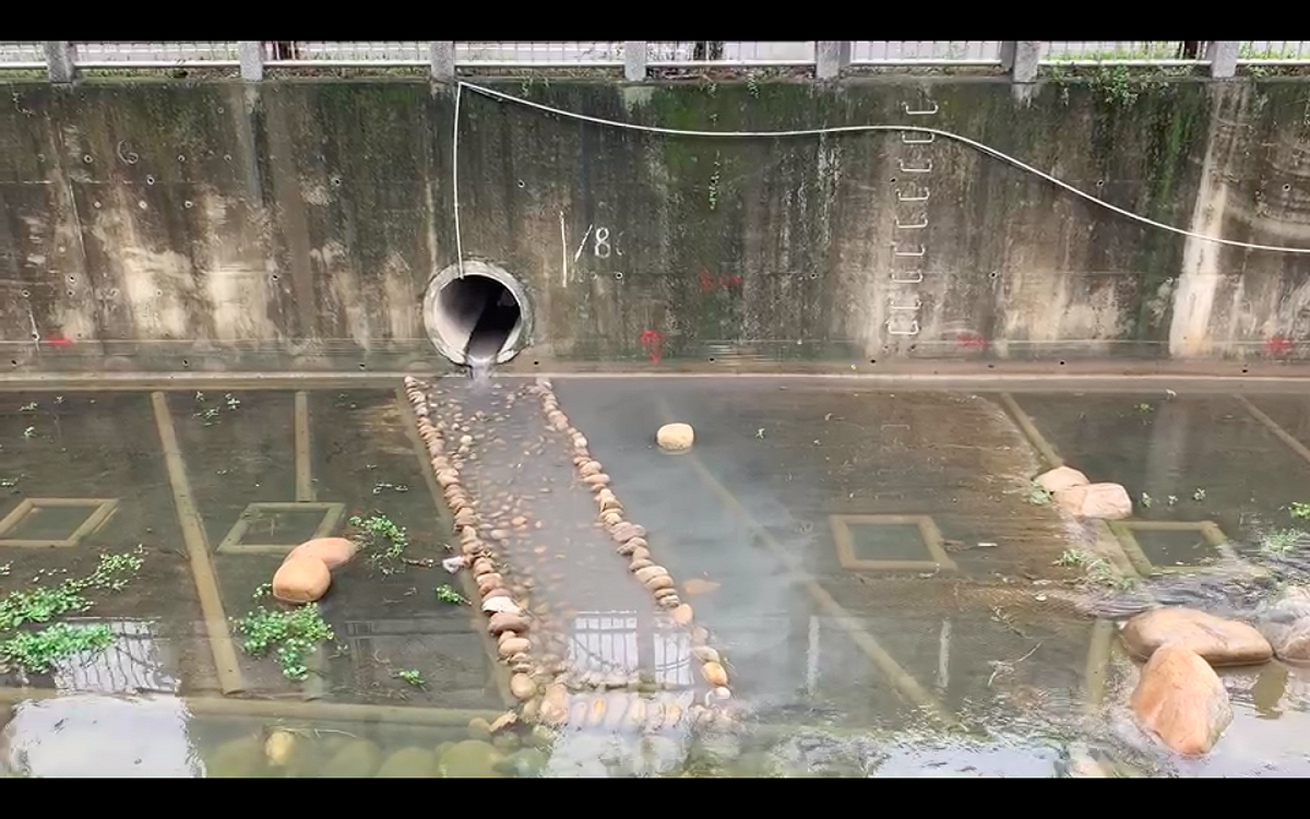 新北環保局5日11時許接獲水利局通報，中和區藤寮坑溝疑遭排放灰白色廢水污染 圖：新北市政府環保局提供