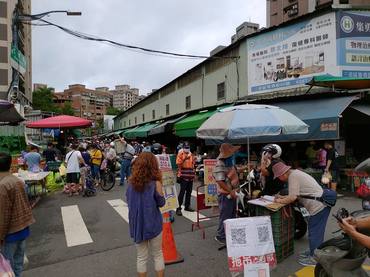 6月5日稽查三重區水流公市場未有效控管人流，後續復查若未改善，將要求休市 圖：新北市政府市場處提供