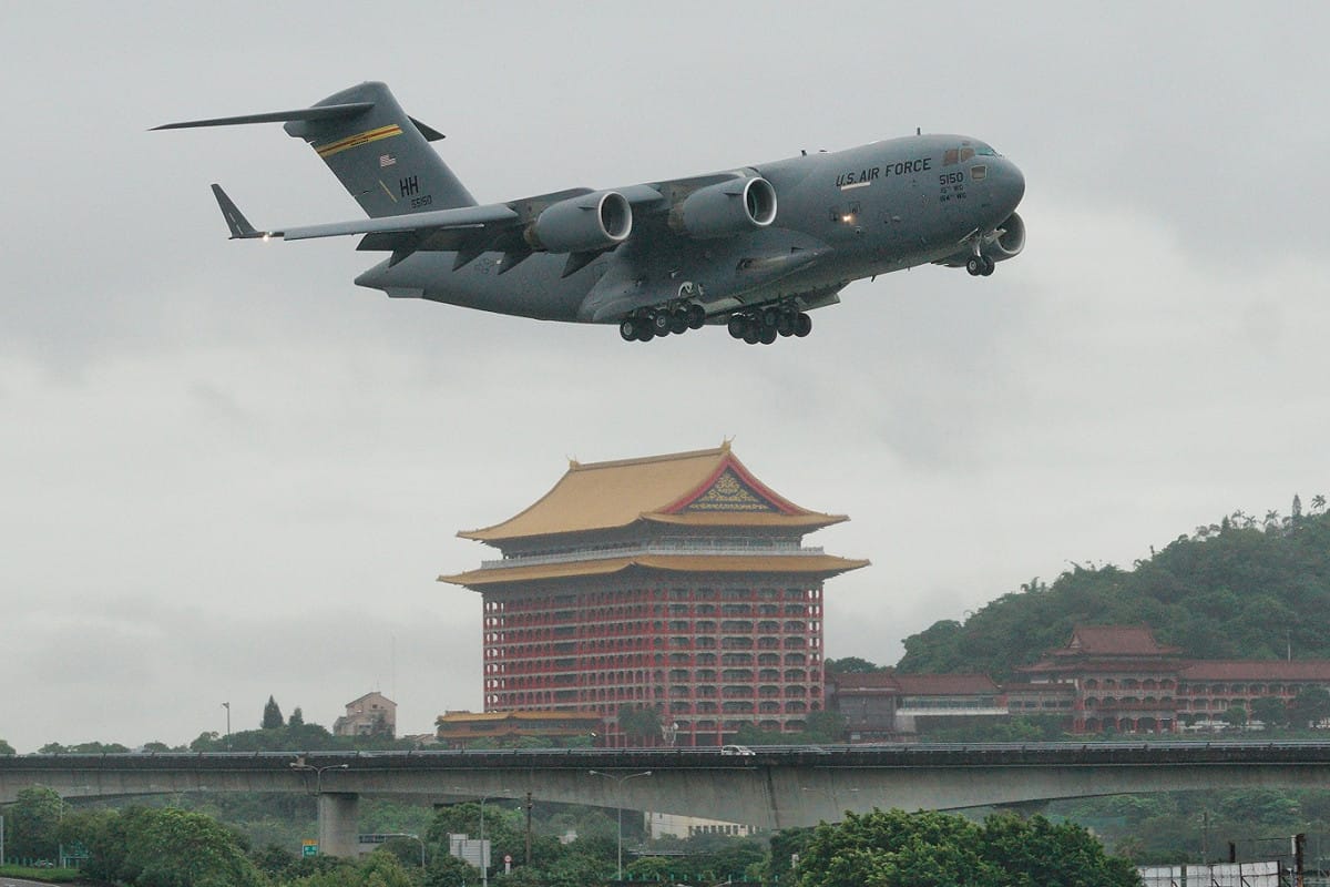 美跨黨派議員搭乘C-17運輸機飛抵松山機場。 圖：張良一/攝