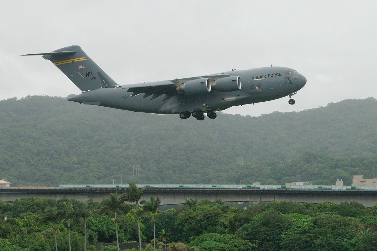 美跨黨派議員搭乘C-17運輸機飛抵松山機場。 圖：張良一/攝
