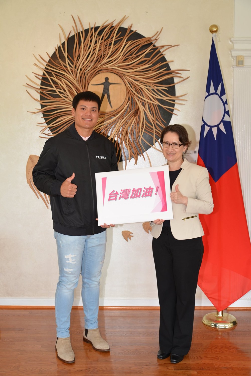 球好手張育成與蕭美琴合照，社群貼文秀中華民國國旗、為台灣加油。 圖/張育成臉書粉專