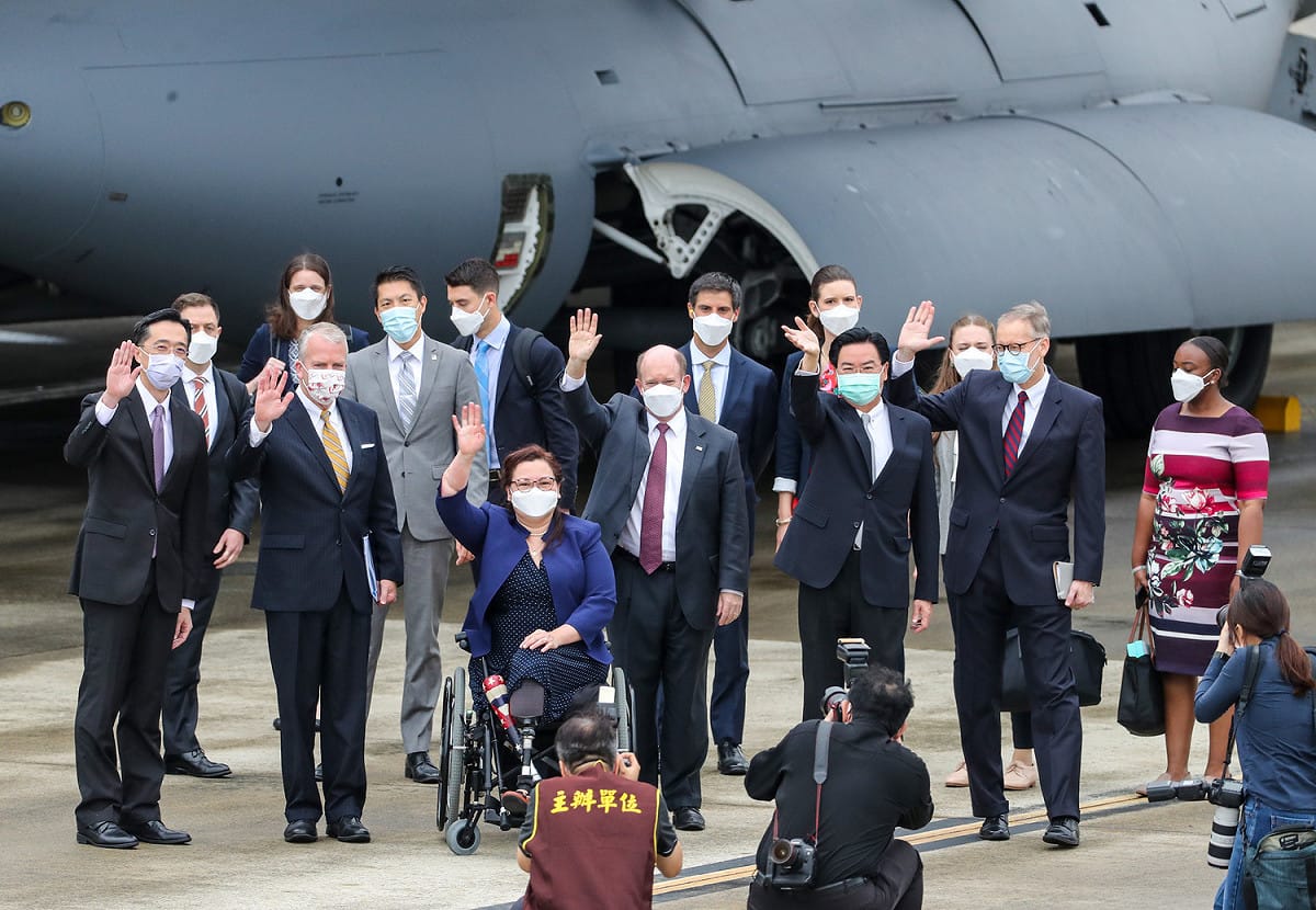 美國3參議員訪台，外交部長吳釗燮到場接機。 圖：中央社