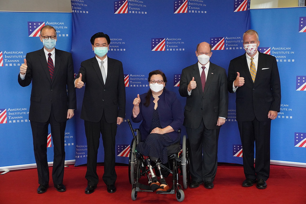 美國聯邦參議員達克沃絲（Ladda Tammy Duckworth）（中）、蘇利文（Daniel Scott Sullivan）（右1）及昆斯（Christopher Andrew Coons）（右2）訪台，美國在台協會（AIT）處長酈英傑（Brent Christensen）（左1）及外交部長吳釗燮接機（左2）。 圖：中央社（資料照片）