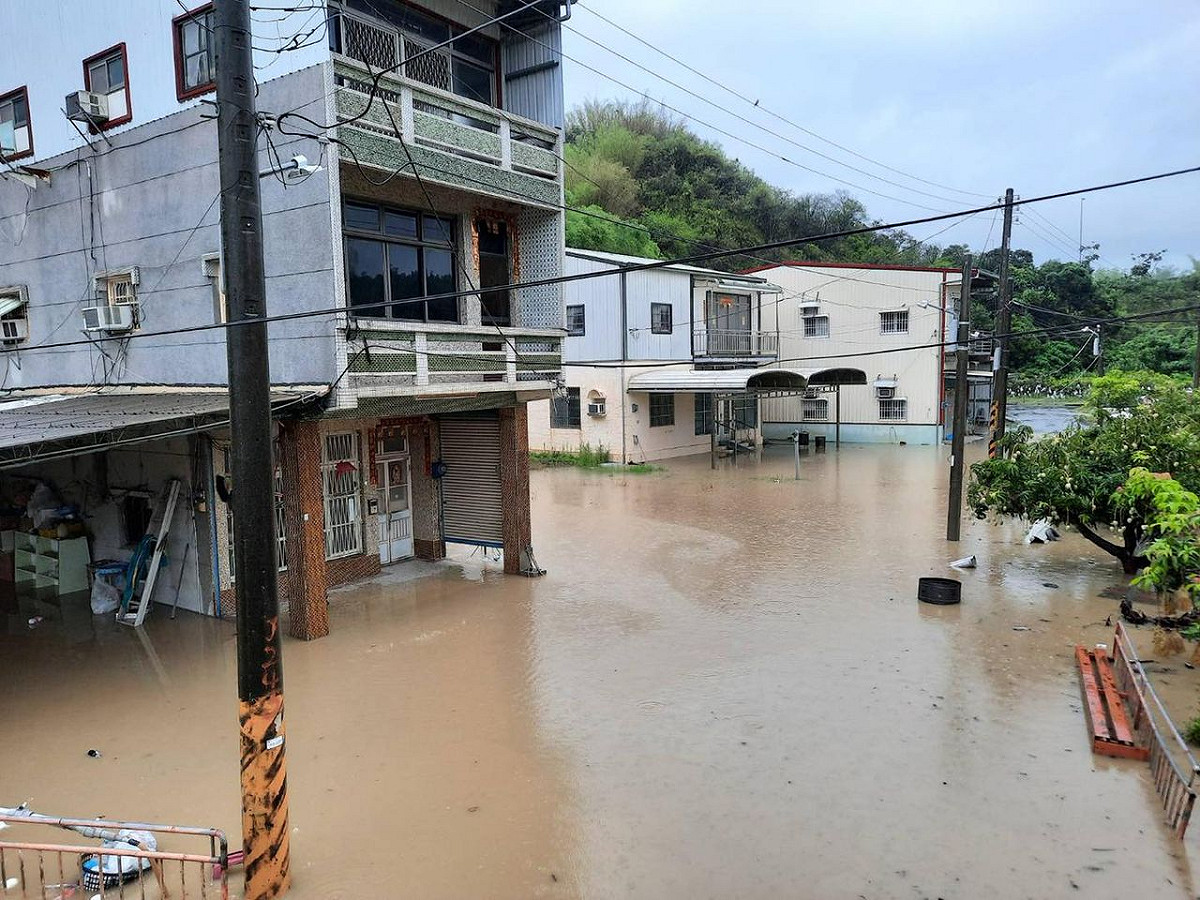 阿蓮鄉淹水至民宅 圖：翻攝 邱議瑩 臉書