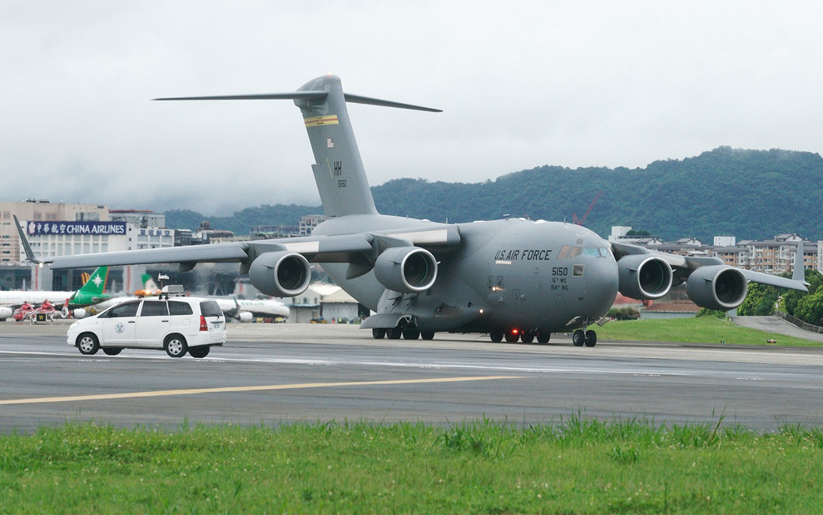 美軍C-17運輸機上午11時左右從松山機場起飛。 圖：張良一/攝