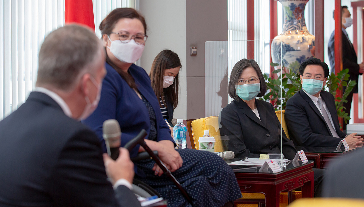 蔡英文6月6日接見達克沃絲等美國參議員訪問團。 圖：總統府 /提供(資料照)