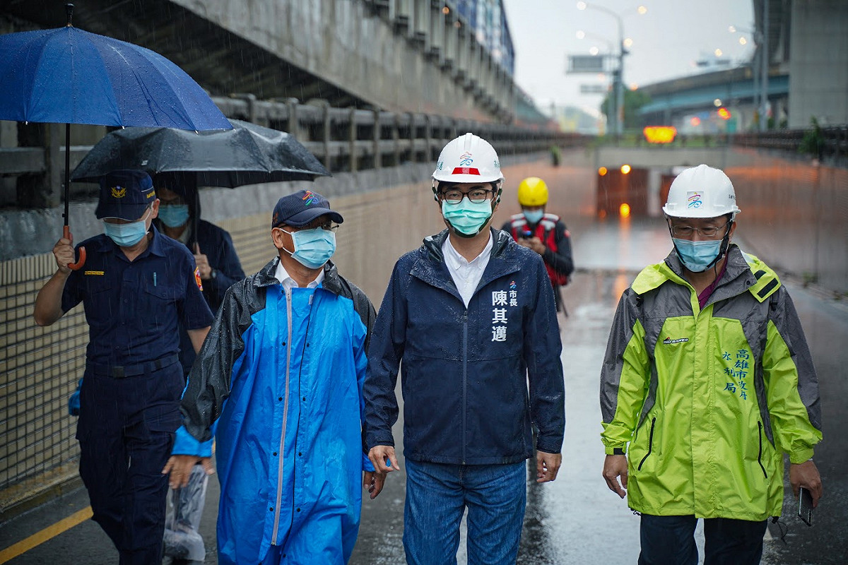 陳其邁(右二)巡視前鎮新生路地下道淹水情形。 圖：高雄市政府/ 提供