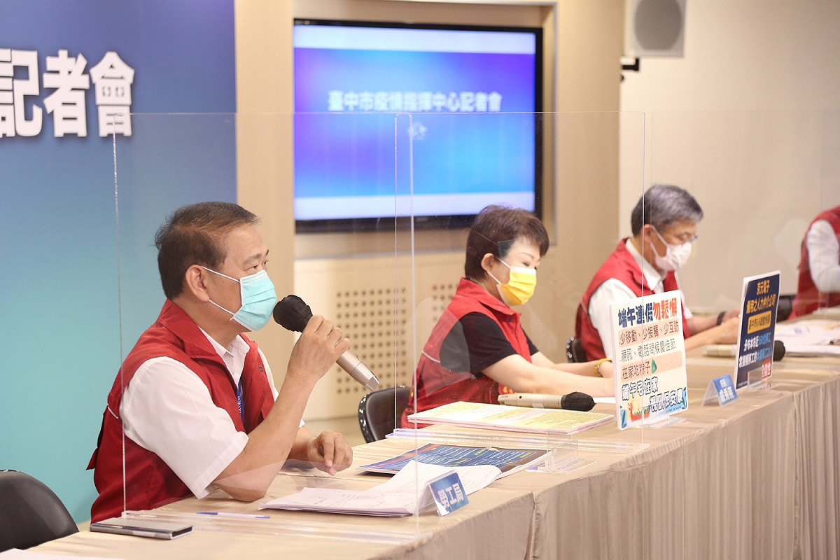 台中市勞工局長張大春說明，市長盧秀燕關心勞工朋友中午休息用餐環境，特別要求市府各單位有施工處所或營造工程，務必要讓勞工有休息及用餐環境。 圖：台中市政府/提供