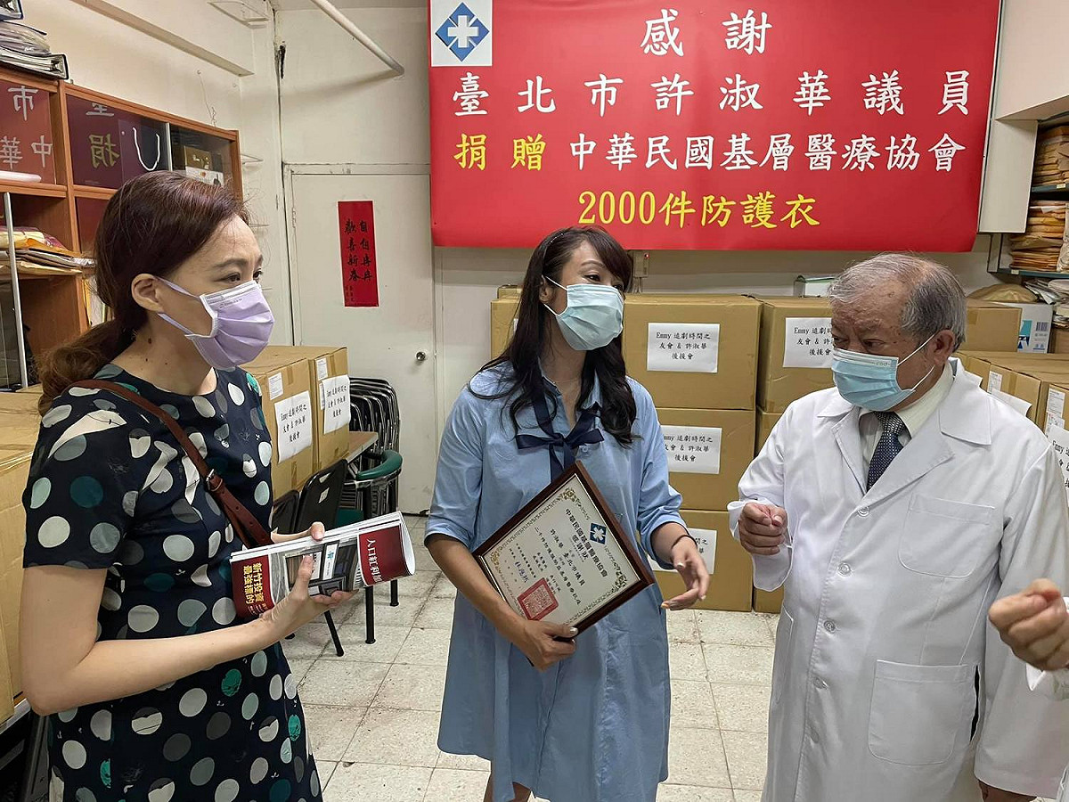 財經網美Emmy（左起）與台北市議員許淑華等人發起捐贈防護衣活動，希望穩住雙北地區疫情。 圖：翻攝自Emmy追劇時間臉書