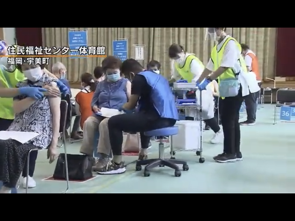 宇美方式是醫師坐無背旋轉滑輪椅，醫生移動而病人不動，施打速度8倍快。 圖：翻攝自西日本電視