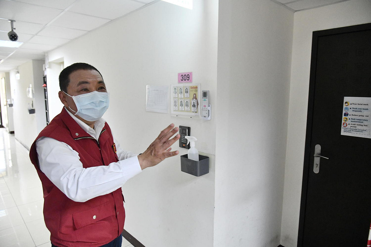 侯友宜肯定公司有做到應有的防疫措施 圖：新北市政府勞工局提供