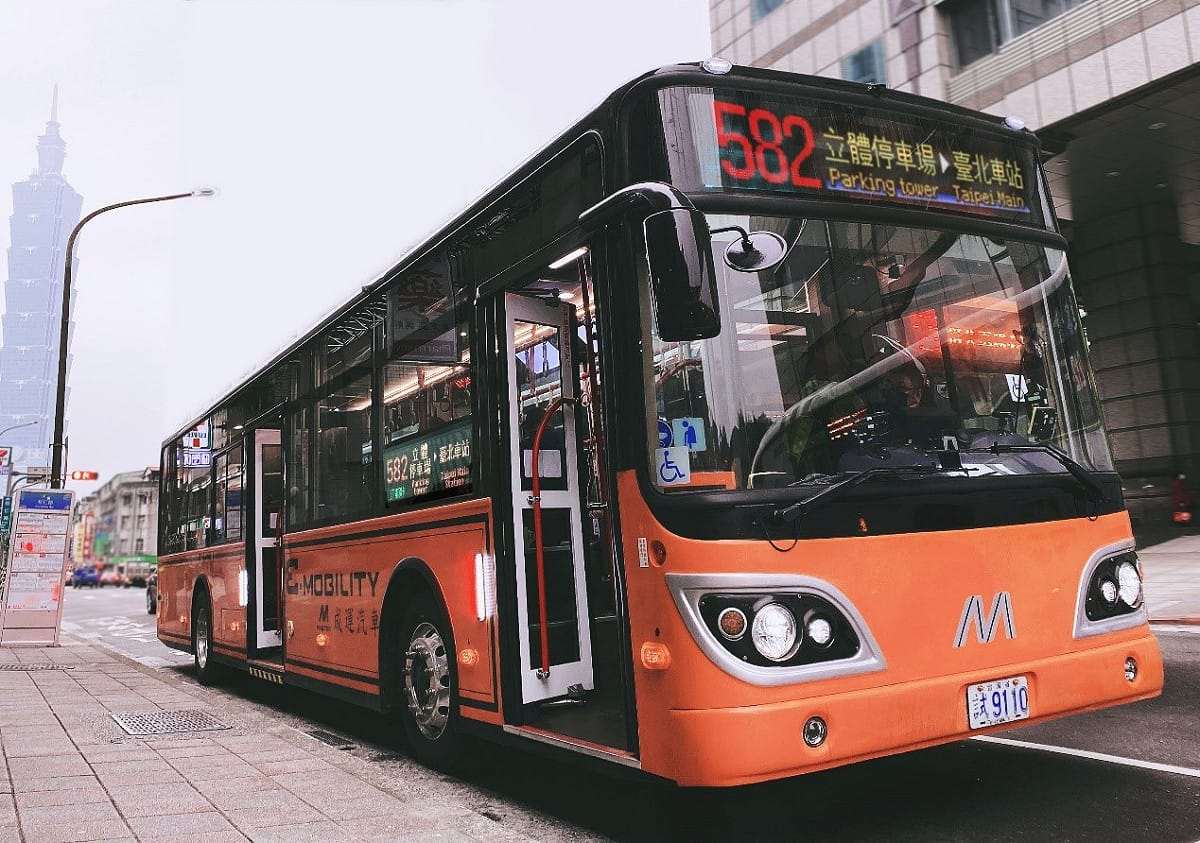 582線抗疫2.0電動公車今上路。 圖：新北市政府交通局提供