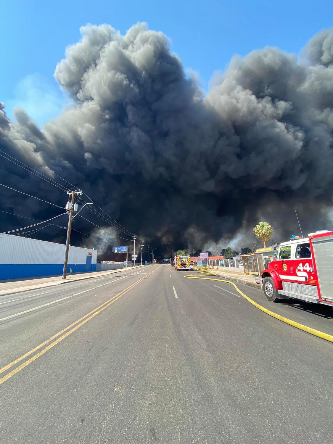 美國鳳凰城火災現場照片，濃煙蔽天。 圖：翻攝自Phoenix Fire Department臉書