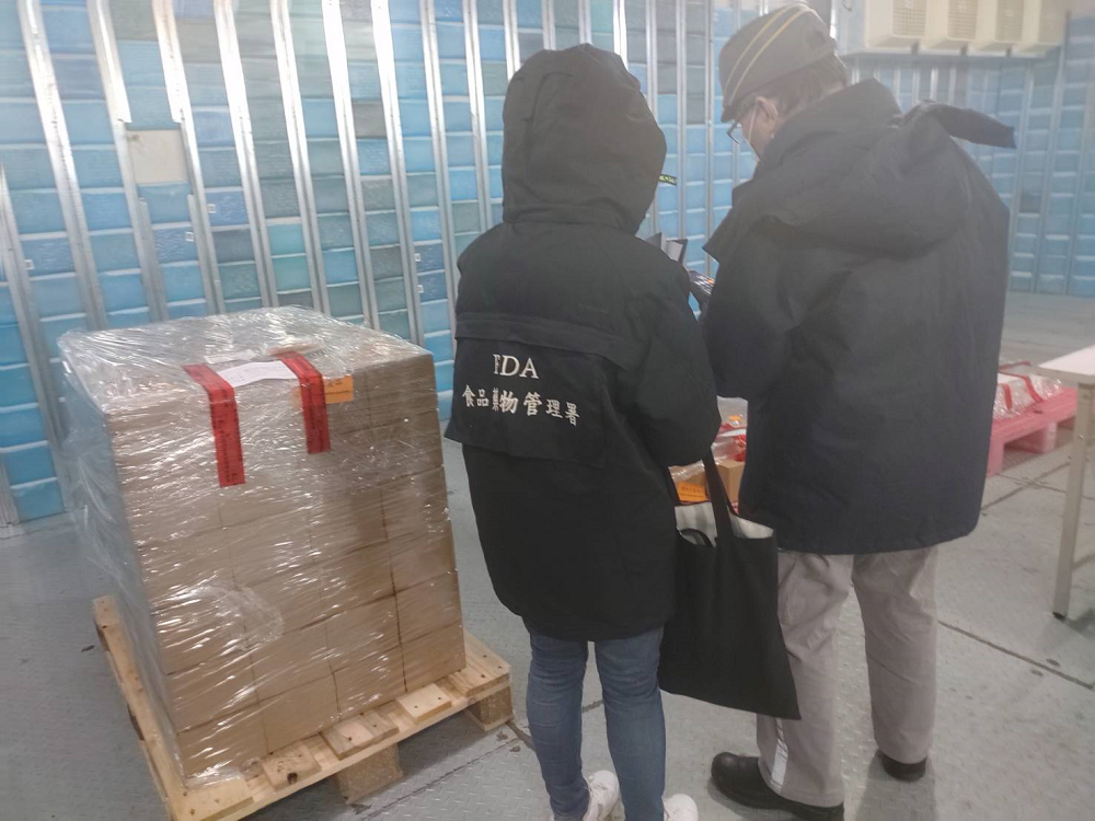 封緘前，確認莫德納疫苗封存數量。 圖：食藥署／提供