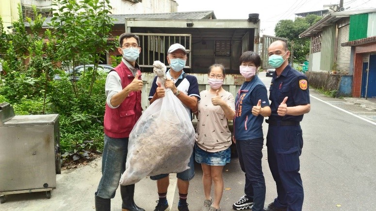 瑞芳區駐區獸醫王嚴緒（左起）、屋主李姓夫婦、簡惠麗里長、宋志偉副所長與摘除的碩大蜂窩合影。  圖：新北市動保處提供