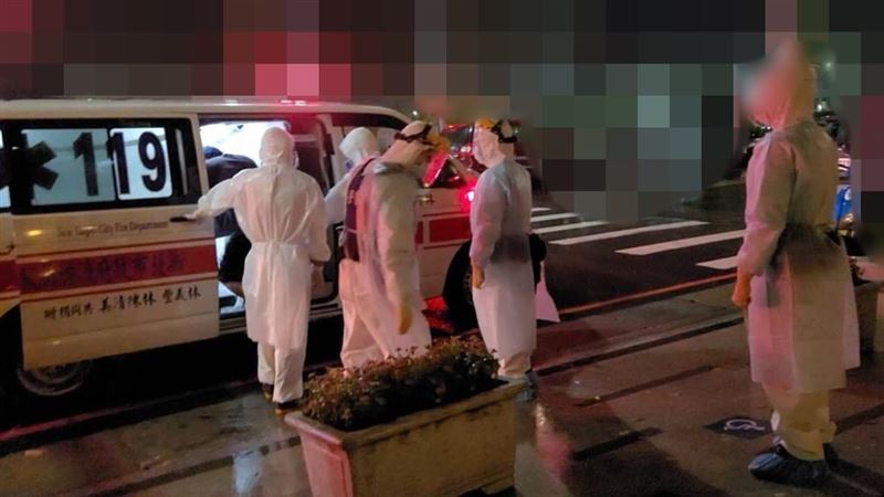 警消全副武裝前往社區大樓強制將確診男子帶上救護車送到集中檢疫所隔離。 圖：翻攝我是五股人臉書