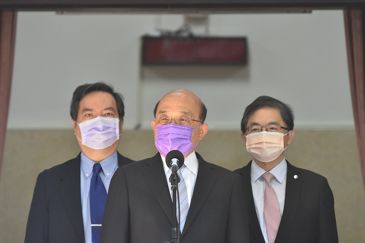 行政院長蘇貞昌今（8）日上午赴立法院針對「中央政府嚴重特殊傳染性肺炎防治及紓困振興特別預算第3次追加預算案」編製過程，以及疫苗採購狀況及施打計畫進行報告及備詢。 圖：行政院提供