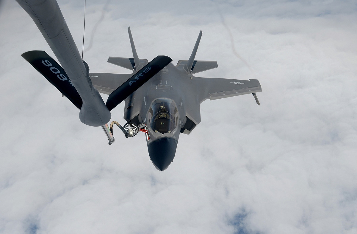 美國空軍F-35B在嘉手納基地附近空域空中加油。 圖：翻攝自美軍嘉手納基地推特