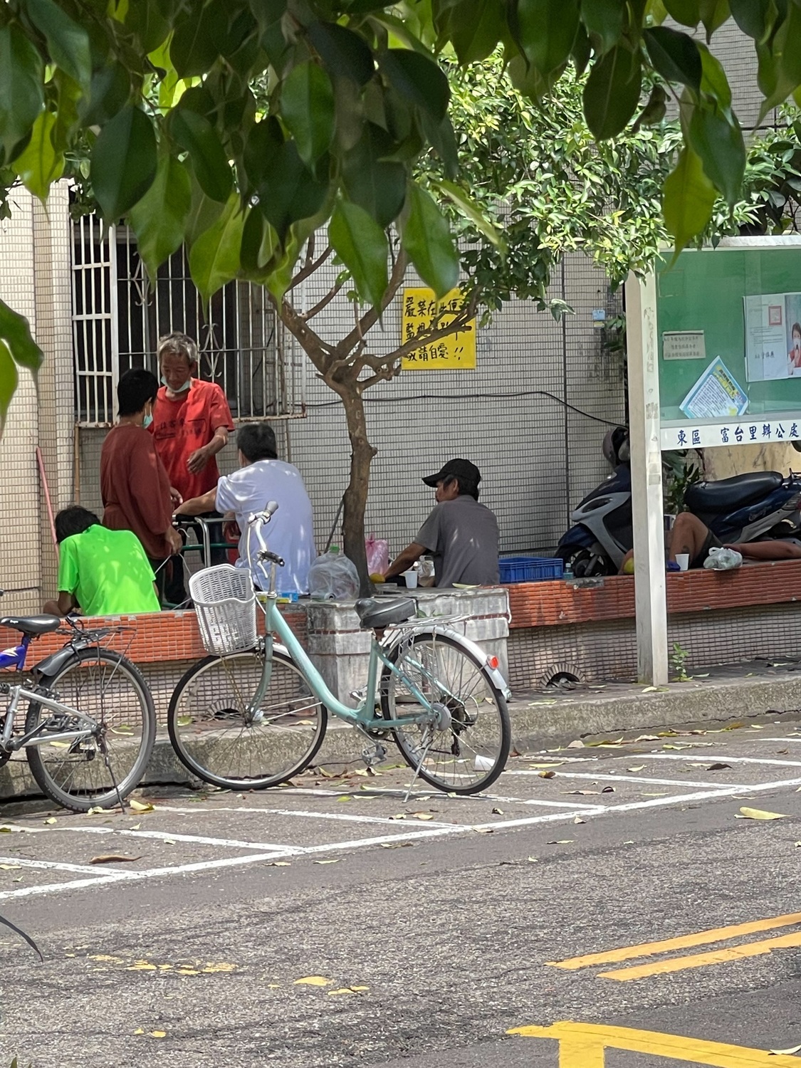 台中市東區富台東街常有街友群聚，市議員羅廷瑋擔心成防疫破口。 市議員羅廷瑋服務處/提供