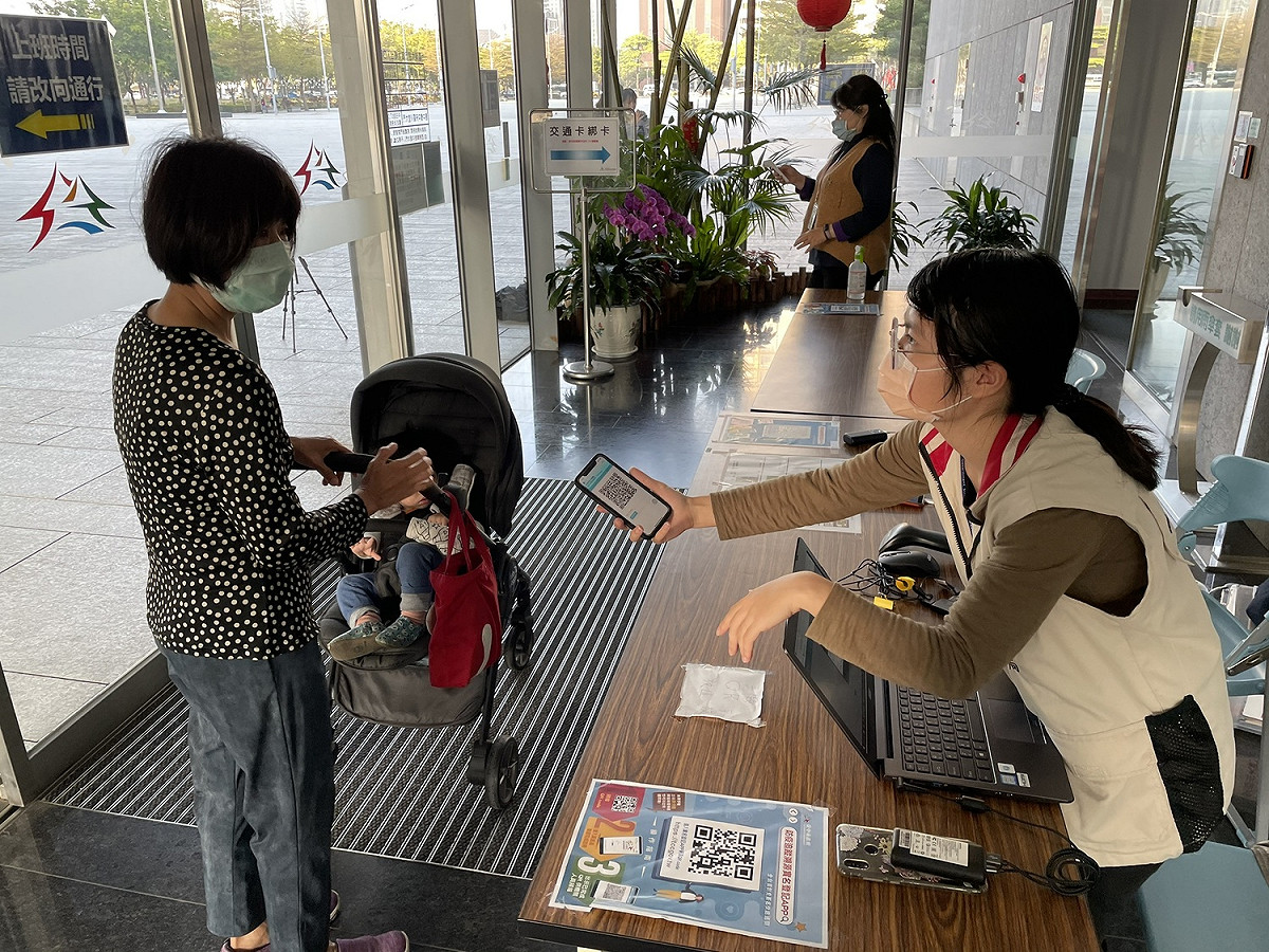 安心即時上工內容包括在市政大樓協助實聯制登記。 圖 : 台中市政府/提供