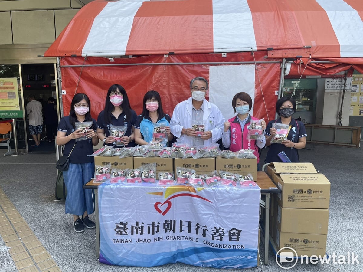 立委林俊憲、台南市議員蔡筱薇媒合台南市朝日行善會、台灣全民食物銀行、里仁事業股份有限公司、台北口味米粉湯等民間資源，捐贈餐點給醫護人員，為他們加油打氣，當他們最堅強的後盾。 圖：黃博郎／攝