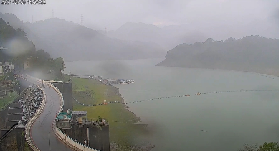昨日午後雷雨精準下在石門水庫，帶來1150萬噸的水量，水庫蓄水率今日也回升至32.1%。 圖：擷取自石門水庫即時影像