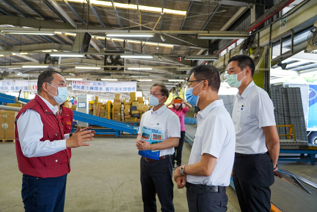 侯友宜視察新竹物流關懷宅配零接觸防疫作為。 圖：新北市政府經發局提供