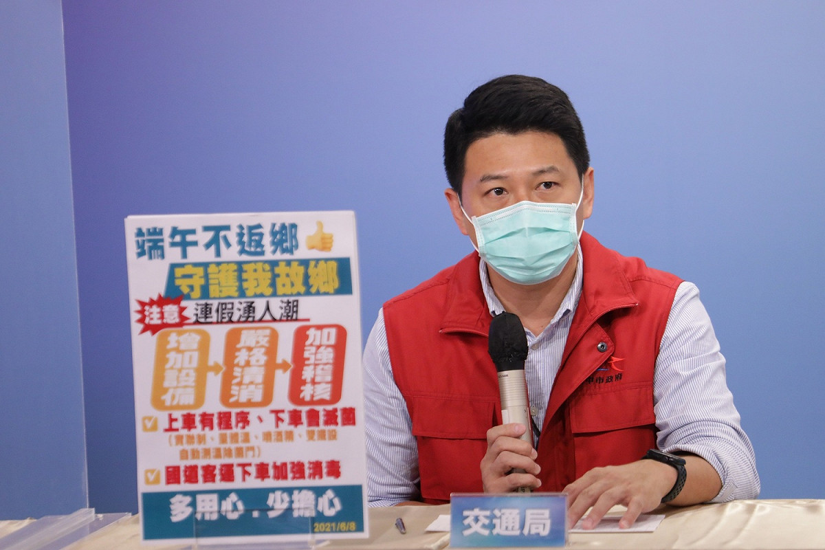 台中市政府交通局長葉昭甫說明重要交通節點的防疫措施。 台中市政府/提供
