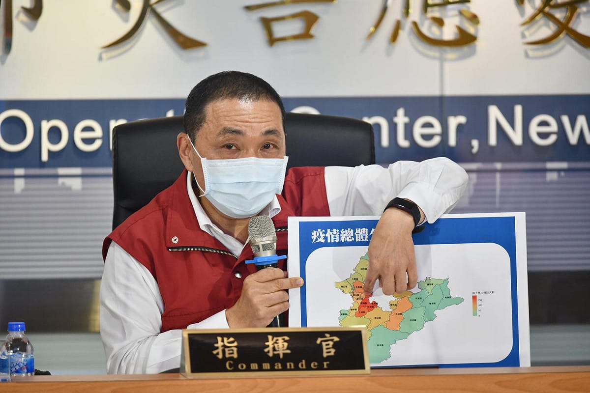 新北市長侯友宜說明新北市疫情熱區均在萬華周遭。 圖：新北市政府/提供