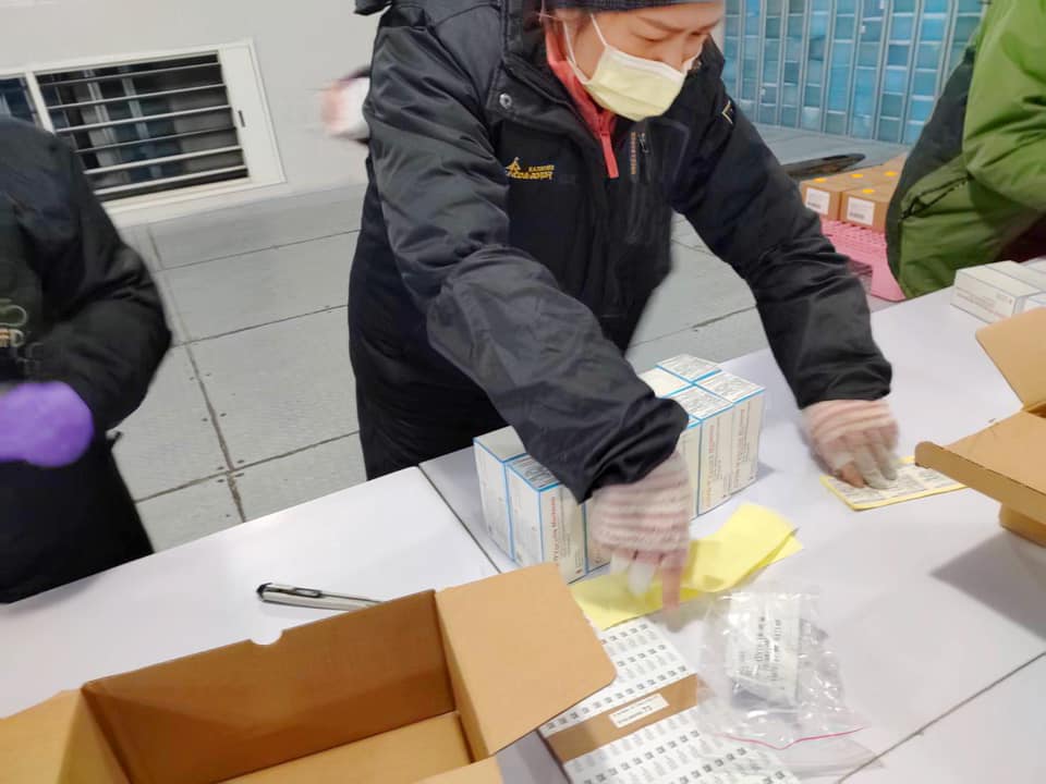 食藥署和裕利公司頂著負20度的低溫進行莫德納疫苗封緘作業。 圖：翻攝自蘇貞昌臉書