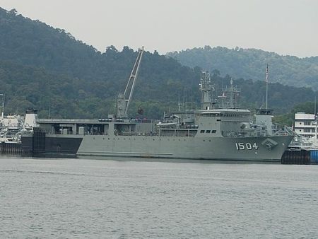 馬來西亞皇家海軍的多功能支援艦「馬哈旺沙號(KD Mahawangsa，舷號1504)」驚傳有98名官士兵集體確診感染新冠肺炎。 圖：翻攝維基百科/CC0