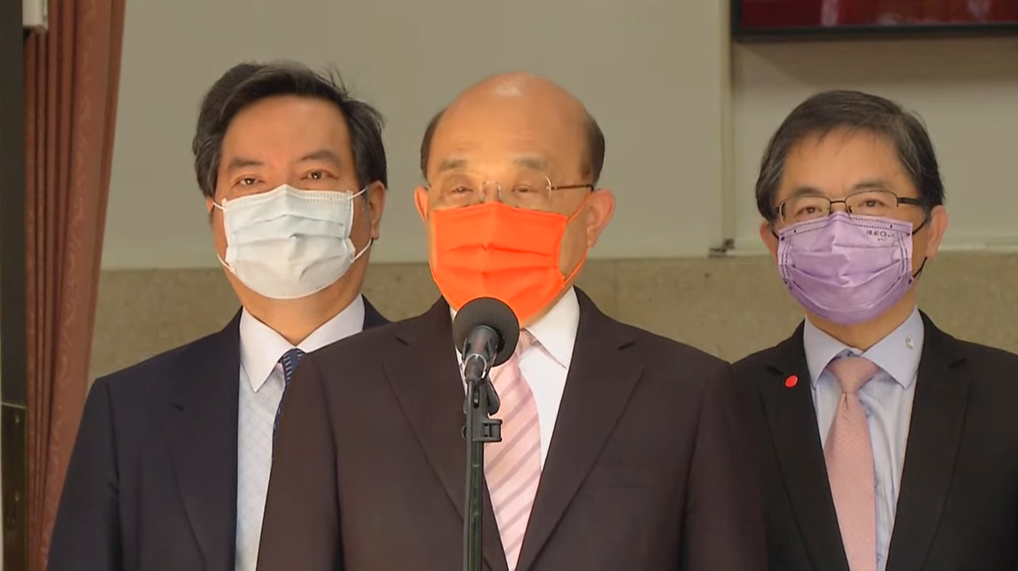 蘇貞昌上午出席「中央政府嚴重特殊傳染性肺炎防治及紓困振興特別預算第3次追加預算案（109年1月15日至111年6月30日）」編製經過（含疫苗採購狀況及施打計畫）報告及備詢前受訪。 圖：擷自直播畫面