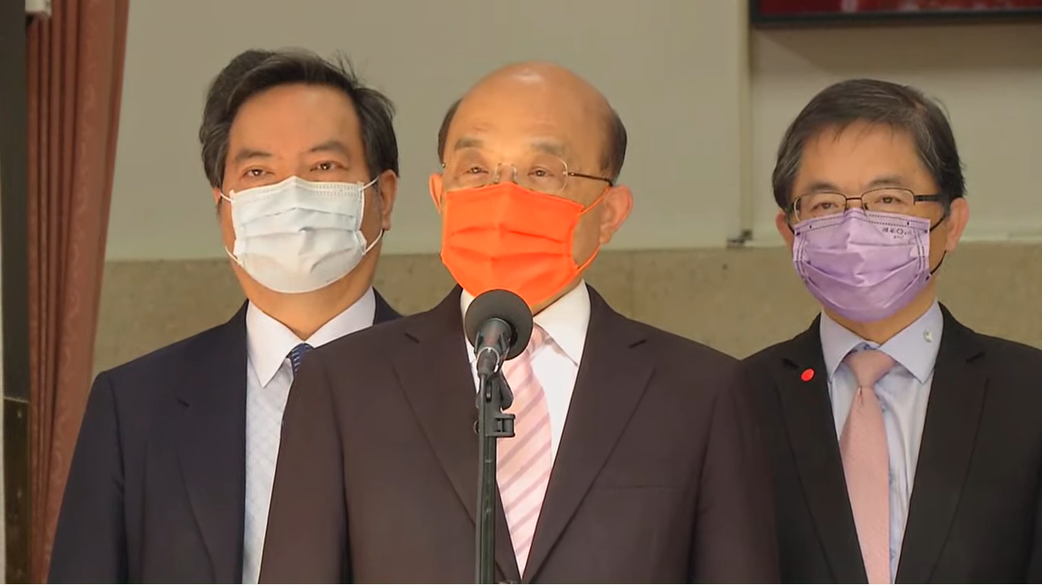 蘇貞昌上午出席「中央政府嚴重特殊傳染性肺炎防治及紓困振興特別預算第3次追加預算案（109年1月15日至111年6月30日）」編製經過（含疫苗採購狀況及施打計畫）報告及備詢前受訪。 圖：截自直播畫面